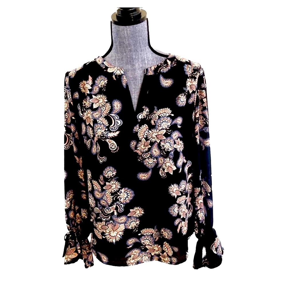 Jasmine & Juliana Floral Top. Elastic flared sleeves with tie.